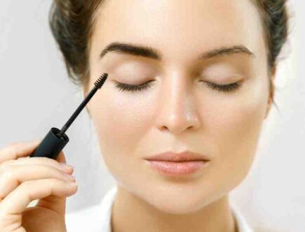 Comment cacher les sourcils qui repoussent