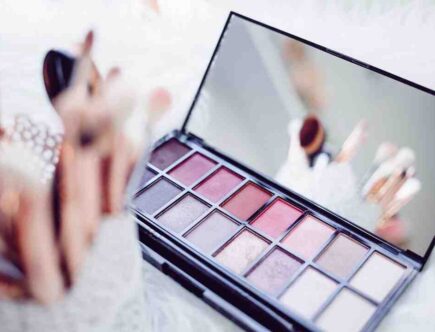 Comment devenir une maquilleuse professionnelle ?