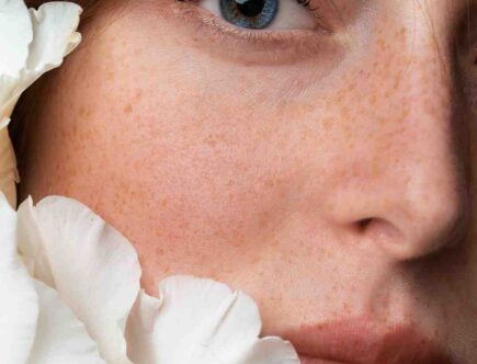 Comment faire des taches de rousseur avec du henné ?