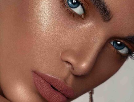Comment se maquiller les yeux bleus à 50 ans ?