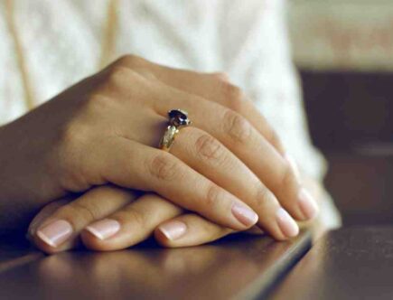 Qui peut couper les ongles des mains ?