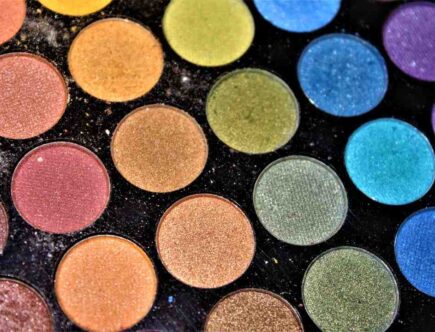 How do you cut a crease with eyeshadow?