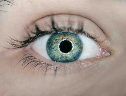 Comment se maquiller les yeux 50 ans ?