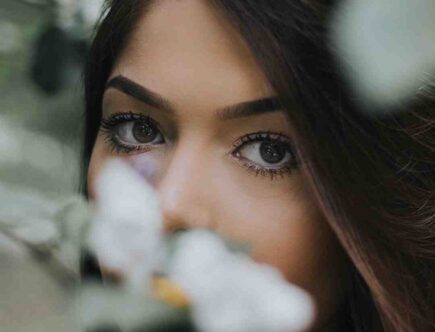 How do you cut creases in hooded eyes?
