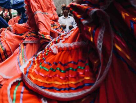 Quel couleur de rouge à lèvres avec une robe rouge ?