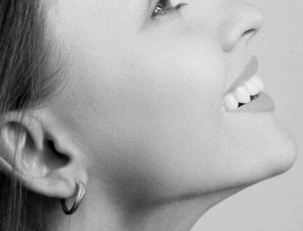 Comment cacher un menton proéminent ?