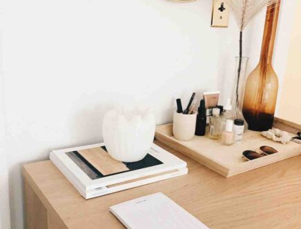 Comment enlever des taches de maquillage sur un meuble blanc ?
