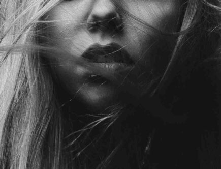 Comment se maquiller avec les cheveux blancs ?
