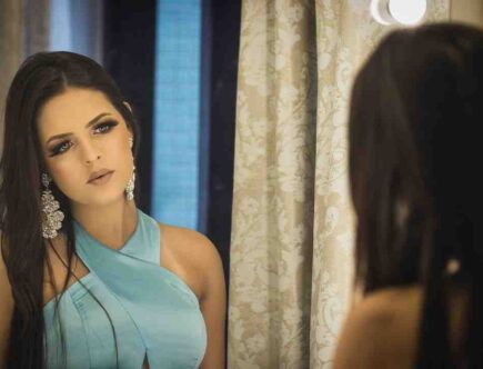 Quel maquillage pour brune aux yeux bleus ?